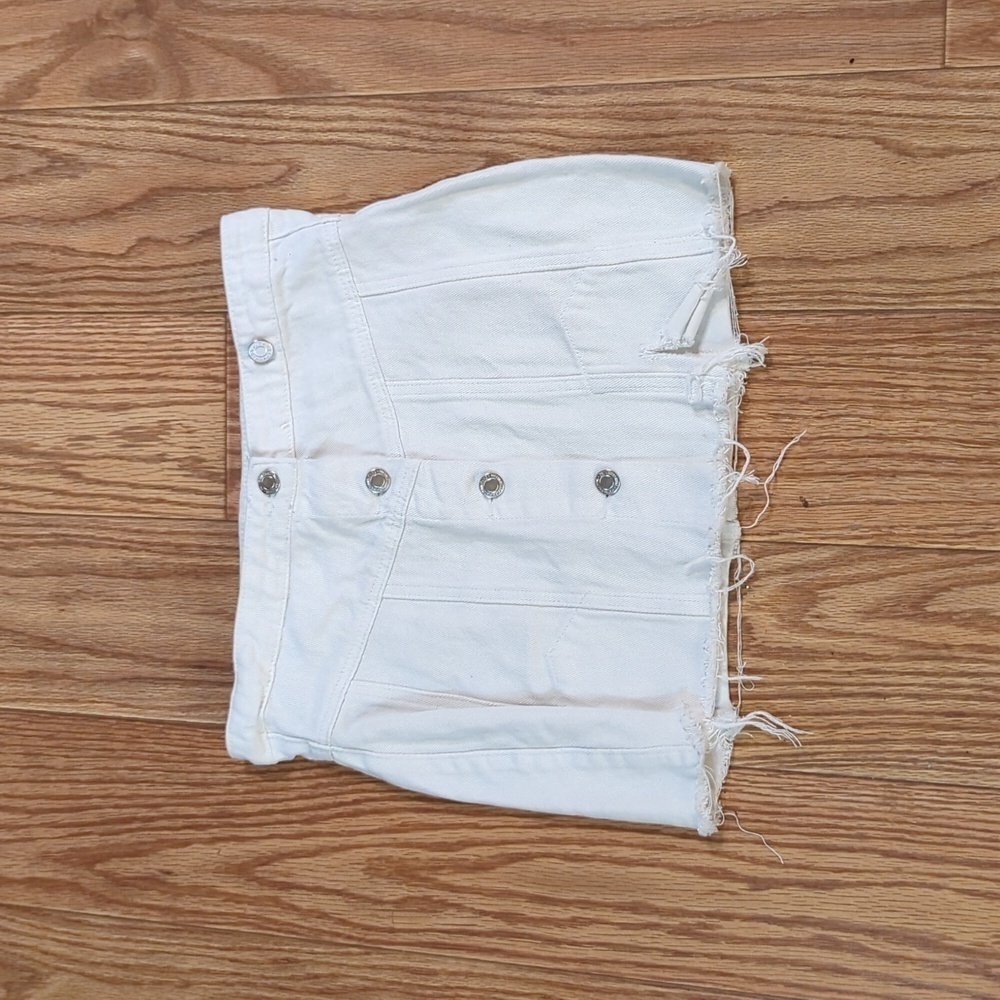 White denim mini skirt size 2P with frayed hem button-front Prettylittlething
